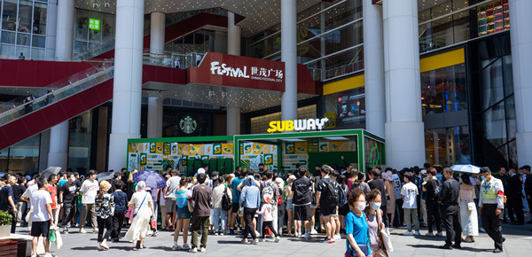 首家赛百味快闪店空降上海！郭艾伦助阵全程直播