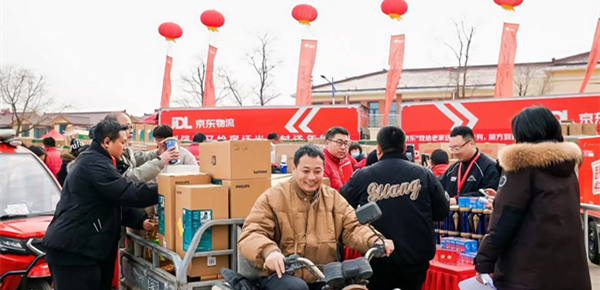 光明村首届村晚热闹开演 刘强东暖心送年礼共赴团圆年
